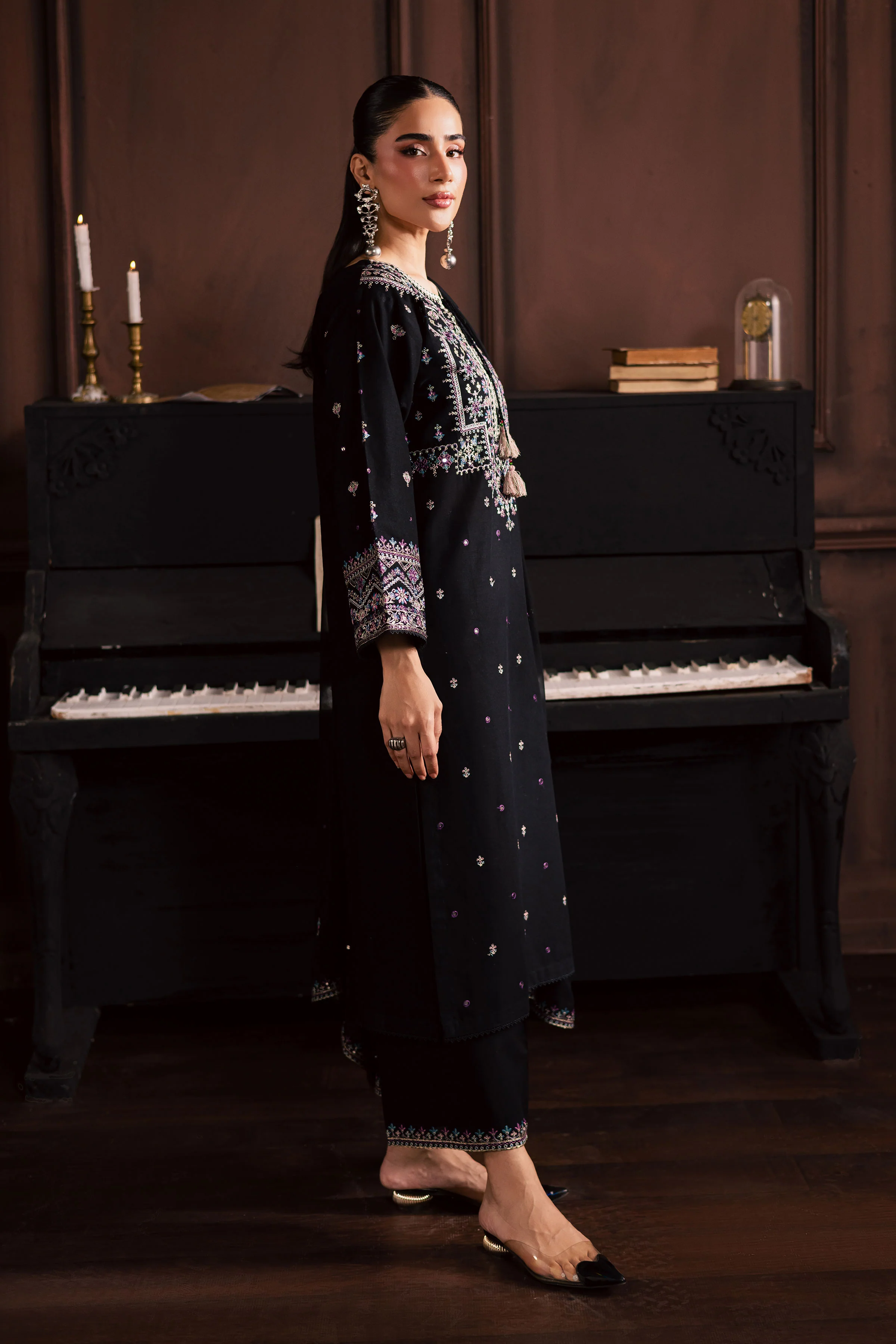Graana 3Pc - Embroidered Khaddar Dress - Image 3