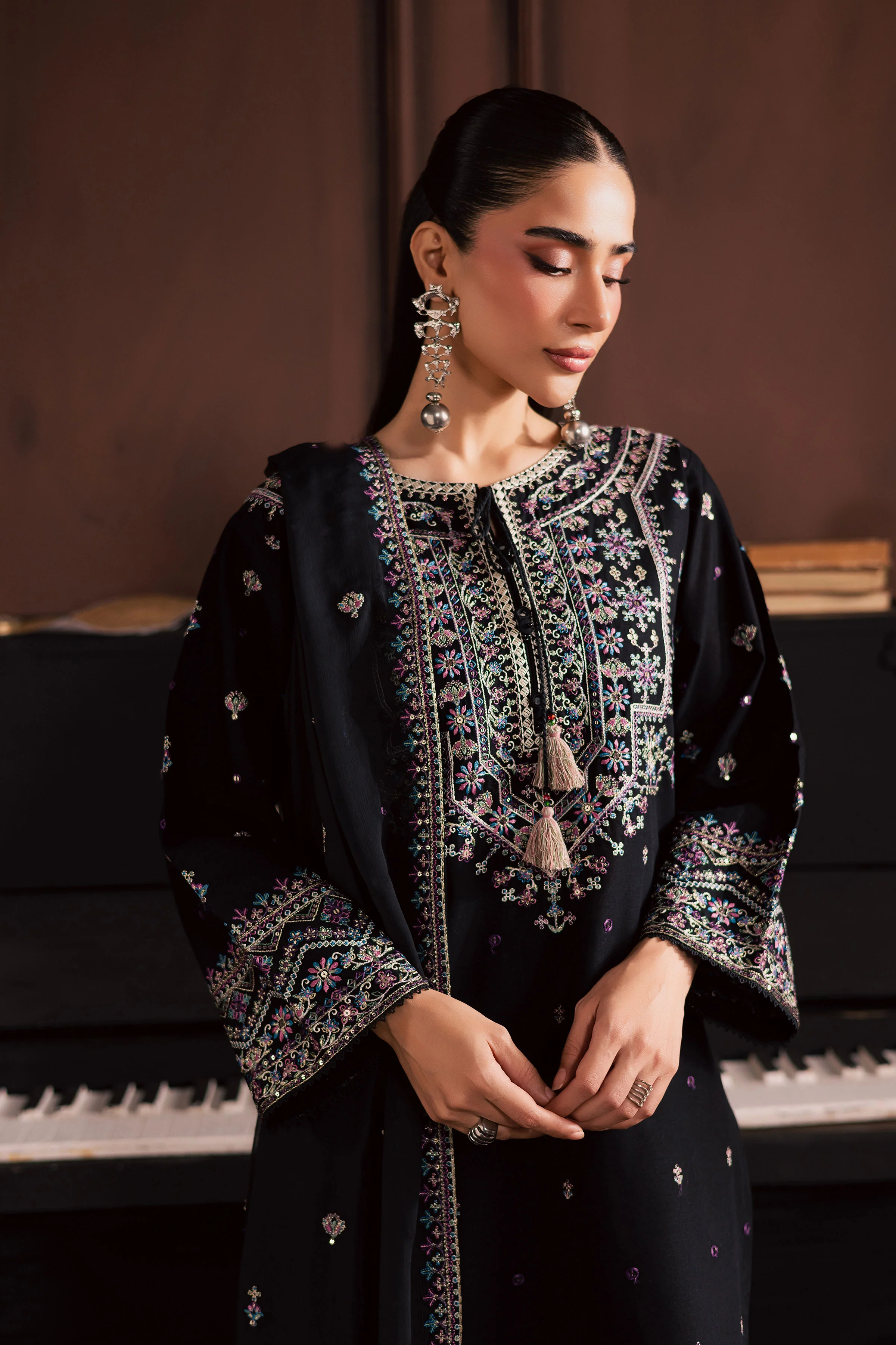 Graana 3Pc - Embroidered Khaddar Dress - Image 4