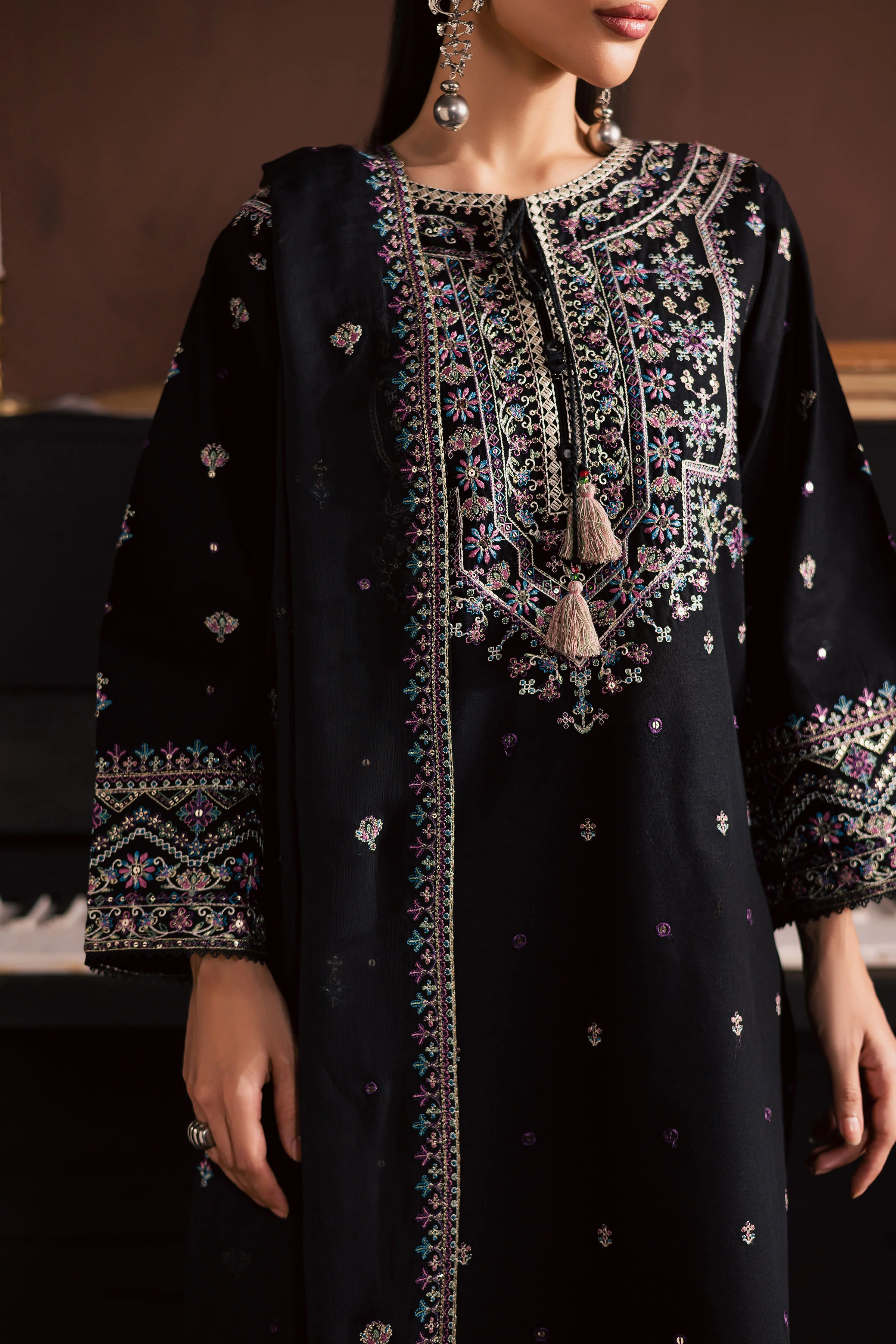 Graana 3Pc - Embroidered Khaddar Dress - Image 9