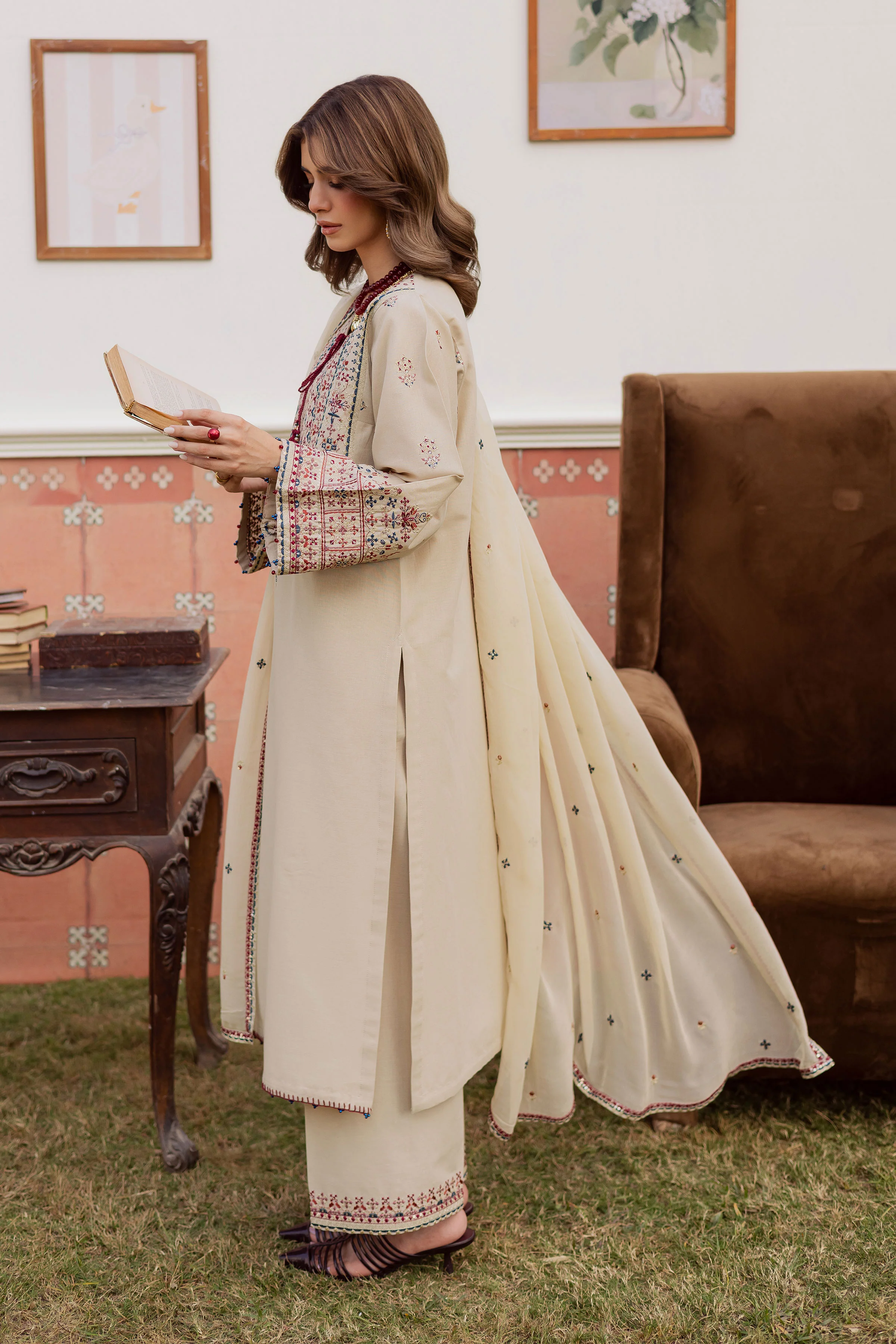 Nahin 3Pc - Embroidered Khaddar Dress - Image 5